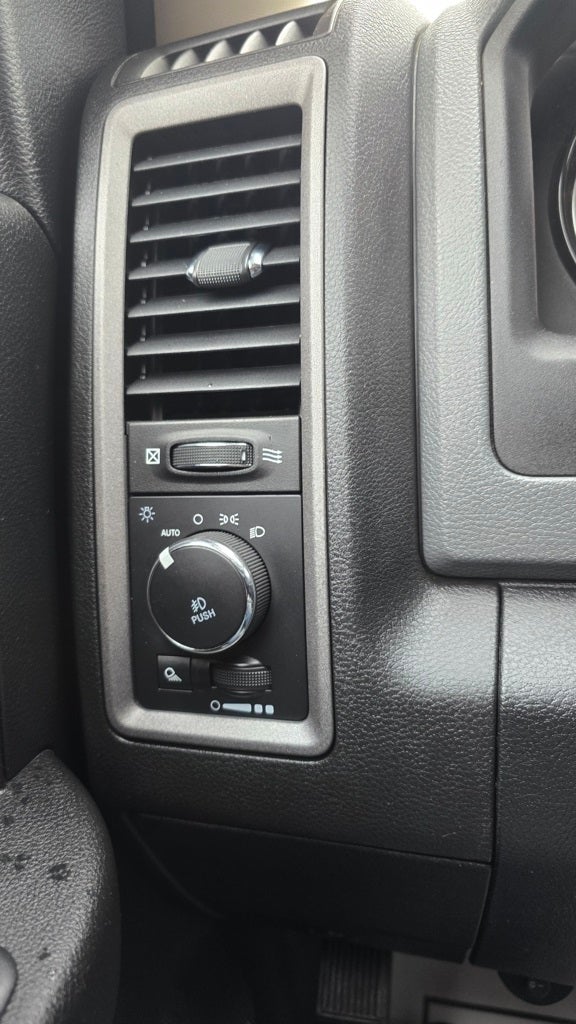 2018 RAM 1500 Express Crew Cab 4x4 5'7' Box