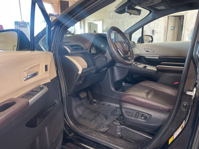 2022 Toyota Sienna Platinum